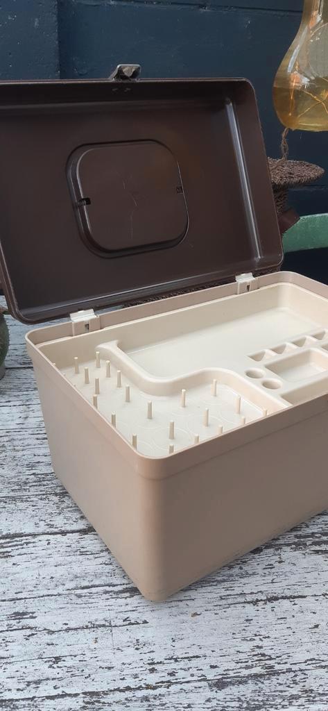 Mooie vintage Curver Naaikoffer, Naaidoos bruin beige, Hobby en Vrije tijd, Naaien en Fournituren, Gebruikt, Overige typen, Ophalen of Verzenden