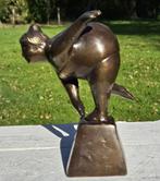 DIKKE DAME / bronzen beeld / gebogen