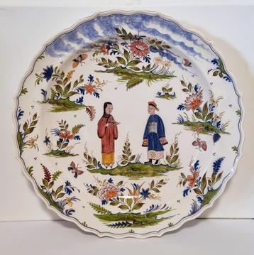 Groot Hollands keramiek polychrome bord met Chinees decor. beschikbaar voor biedingen