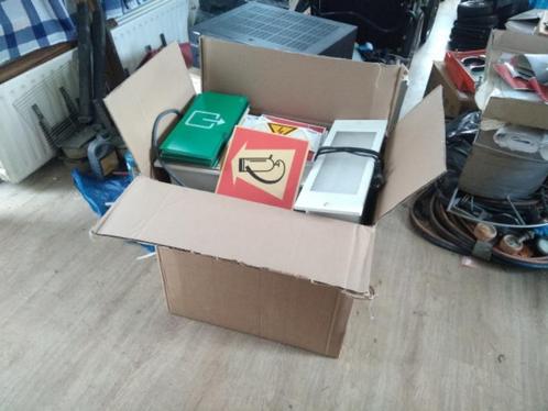 Partij noodverlichting, pictogrammen en waarschuwingsboorden, Doe-het-zelf en Verbouw, Bouwverlichting, Zo goed als nieuw, Lamp met armatuur