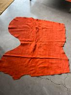 Terra oranje/bruine suède runder leer - 75 x 95cm, Hobby en Vrije tijd, Stoffen en Lappen, Leer of Kunstleer, Ophalen of Verzenden