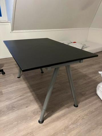 zwart-bruine ikea bureau