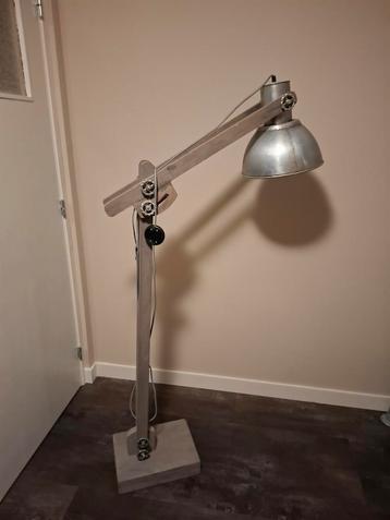 Industriële Vloerlamp beschikbaar voor biedingen