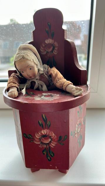 Porcelijnen pop in stoeltje beschikbaar voor biedingen