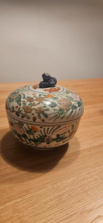 Antieke Chinese Kom met Deksel beschikbaar voor biedingen