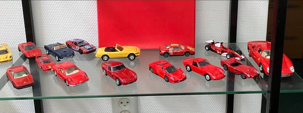 Ferrari modelauto collectie (44 stuks) + vitrine, Ophalen of Verzenden, Gebruikt, Auto