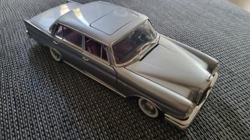 Mercedes-Benz 220SE Revell, 1:18 beschikbaar voor biedingen