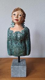 Mooi beeld op sokkel van jonge vrouw van Annelie Pieters, Antiek en Kunst, Ophalen of Verzenden