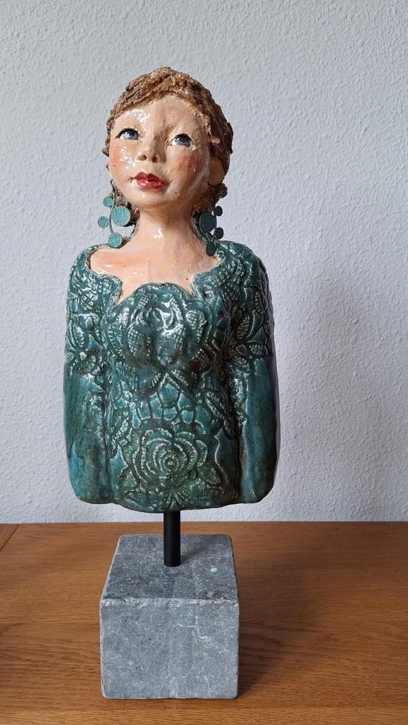 Mooi beeld op sokkel van jonge vrouw van Annelie Pieters, Antiek en Kunst, Kunst | Designobjecten, Ophalen of Verzenden