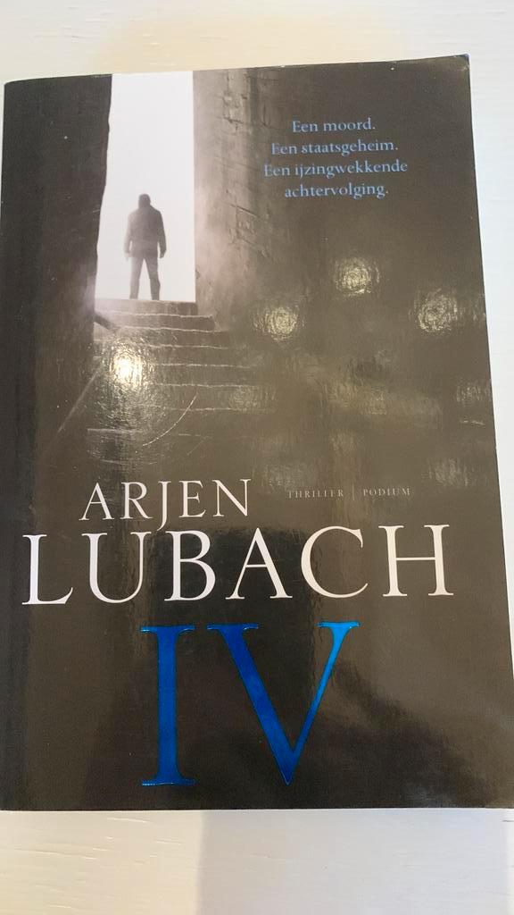 Arjen Lubach - IV, Boeken, Thrillers, Zo goed als nieuw, Ophalen of Verzenden