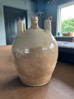 Oude aardewerk kruik met oren, Ophalen