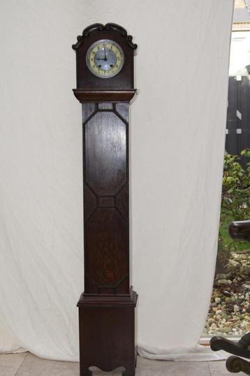 Staandklokje met voetstukje beschikbaar voor biedingen