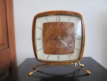Vintage electrische klok beschikbaar voor biedingen