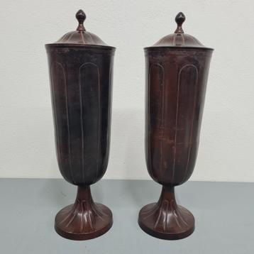 2 brocante vazen, oud , metalenvazen met deksel beschikbaar voor biedingen