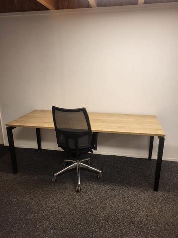 eiken look Bureau beschikbaar voor biedingen