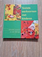 Textiele werkvormen met kinderen - Hanneke Lucassen, Ophalen of Verzenden, Zo goed als nieuw, Borduren en Naaien, Geschikt voor kinderen
