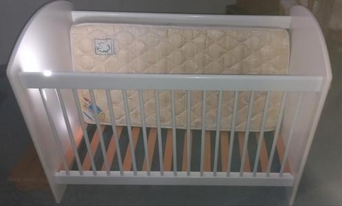Geheel compleet stevig ledikantje in hoogte verstelbaar., Kinderen en Baby's, Babywiegjes en Ledikanten, Gebruikt, Ledikant, Ophalen