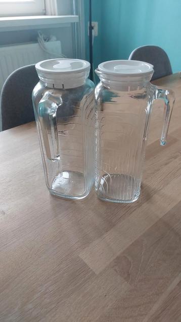 2 glazen waterkaraffen 1 liter beschikbaar voor biedingen