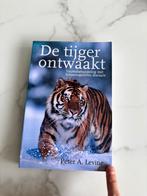 Peter Levine - De tijger ontwaakt, Boeken, Ophalen of Verzenden, Gelezen, Peter Levine
