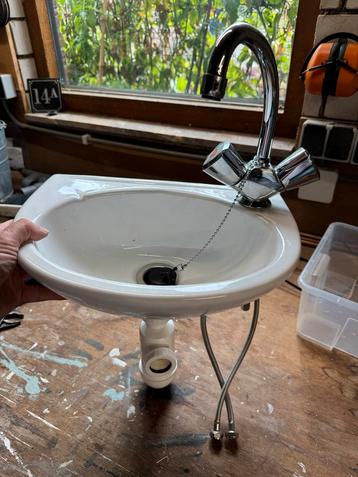 Fonteintje met kraan en sifon beschikbaar voor biedingen