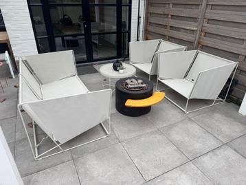 Lounge set met kussens en tafel beschikbaar voor biedingen