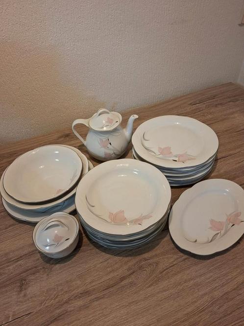 Porseleinen serviesset met bloemmotief!, Huis en Inrichting, Keuken | Servies, Zo goed als nieuw, Bord(en), Overige stijlen, Porselein