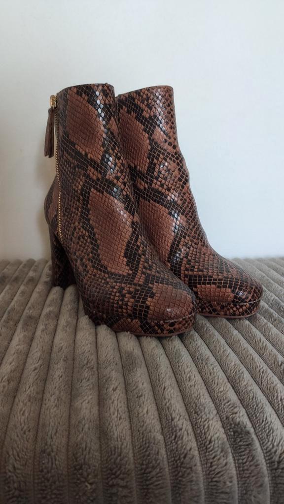 Lage enkellaarzen met hoge hak - bruin/slangenleer - maat 37, Kleding | Dames, Schoenen, Zo goed als nieuw, Bruin, Ophalen of Verzenden