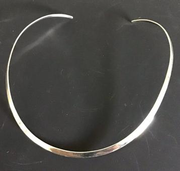 Sierlijke zilveren spangcollier gemerkt 925 beschikbaar voor biedingen