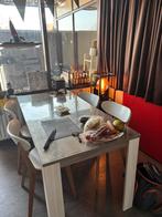 Tafel met tafelbeschermer erop en 4 stoelen, Huis en Inrichting, Ophalen of Verzenden, Gebruikt