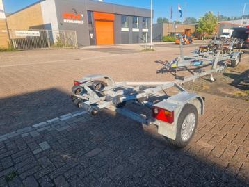 Tiki boottrailer geremd met een 1000KG as  !!! beschikbaar voor biedingen