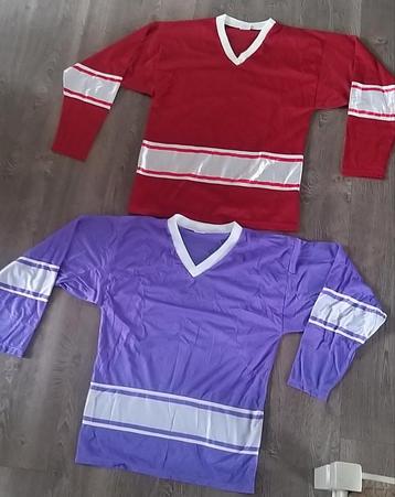 Te koop: 2 x rugbyshirt Paars en Rood - carnaval - Maat M
 beschikbaar voor biedingen