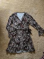 Overslag jurk beige/zwart zebra one size (mt. S/M), Kleding | Dames, Jurken, Maat 38/40 (M), Beige, Ophalen of Verzenden, Zo goed als nieuw