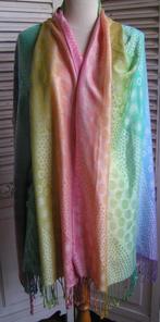 zachte sjaal in regenboogkleuren nr FF 450, Kleding | Dames, Mutsen, Sjaals en Handschoenen, Verzenden, Zo goed als nieuw, Maat 46/48 (XL) of groter