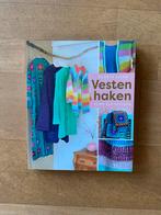Vesten haken voor ieder seizoen -  Saskia Laan, Hobby en Vrije tijd, Ophalen of Verzenden, Zo goed als nieuw, Haken, Patroon of Boek