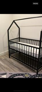 Zwarte commode + babybed, Ophalen, Zo goed als nieuw, Ledikant