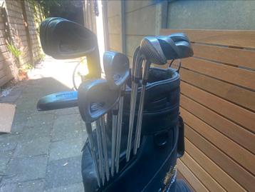 Golftas met clubs beschikbaar voor biedingen