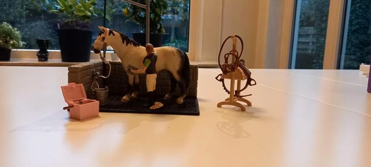 Schleich Poetsplaats met pony en stalhulp (42104), Verzamelen, Speelgoed, Zo goed als nieuw, Ophalen
