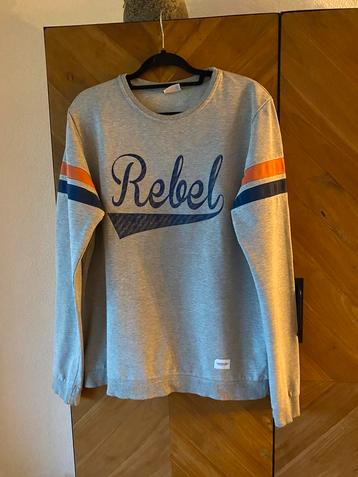Sweater van Rebel. Maat XL beschikbaar voor biedingen