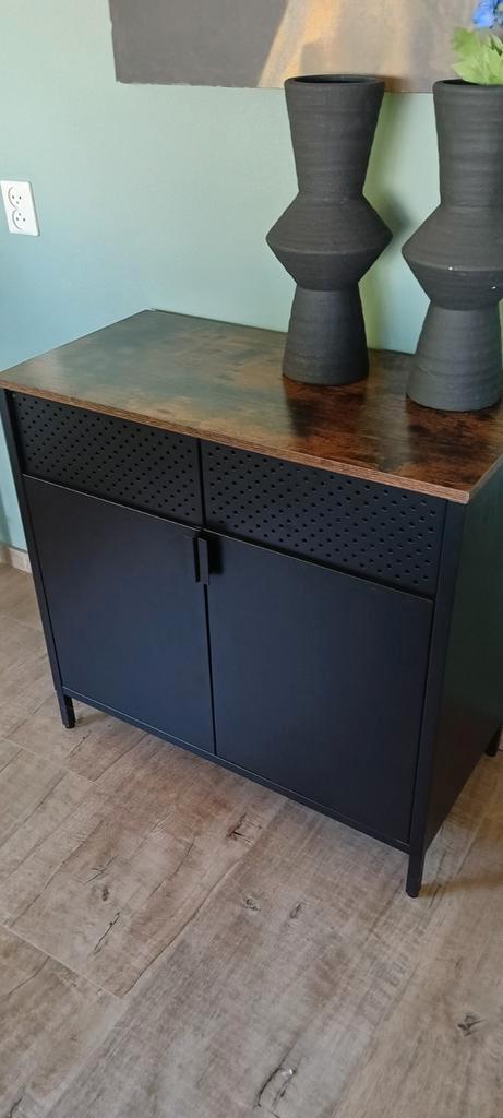 Zwart dressoir met houten blad – industrieel design, Huis en Inrichting, Kasten | Dressoirs, Zo goed als nieuw, 50 tot 100 cm