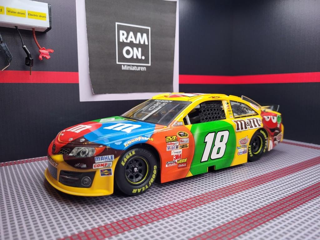1/24 #18 Kyle Busch M&M's ARC 2013, Hobby en Vrije tijd, Modelauto's | 1:24, Ophalen of Verzenden, Zo goed als nieuw, Auto, Overige merken