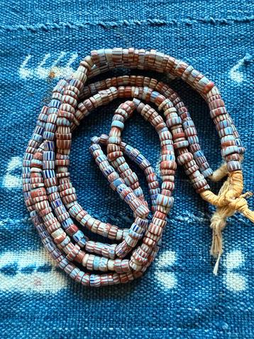 Awale chevron Antieke Kralenketting Rood/Wit/Blauw beschikbaar voor biedingen