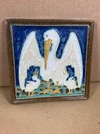 Porceleyne Fles cloisonne tegel Pelikaan met 2 jongen, Antiek en Kunst, Antiek | Wandborden en Tegels, Ophalen of Verzenden