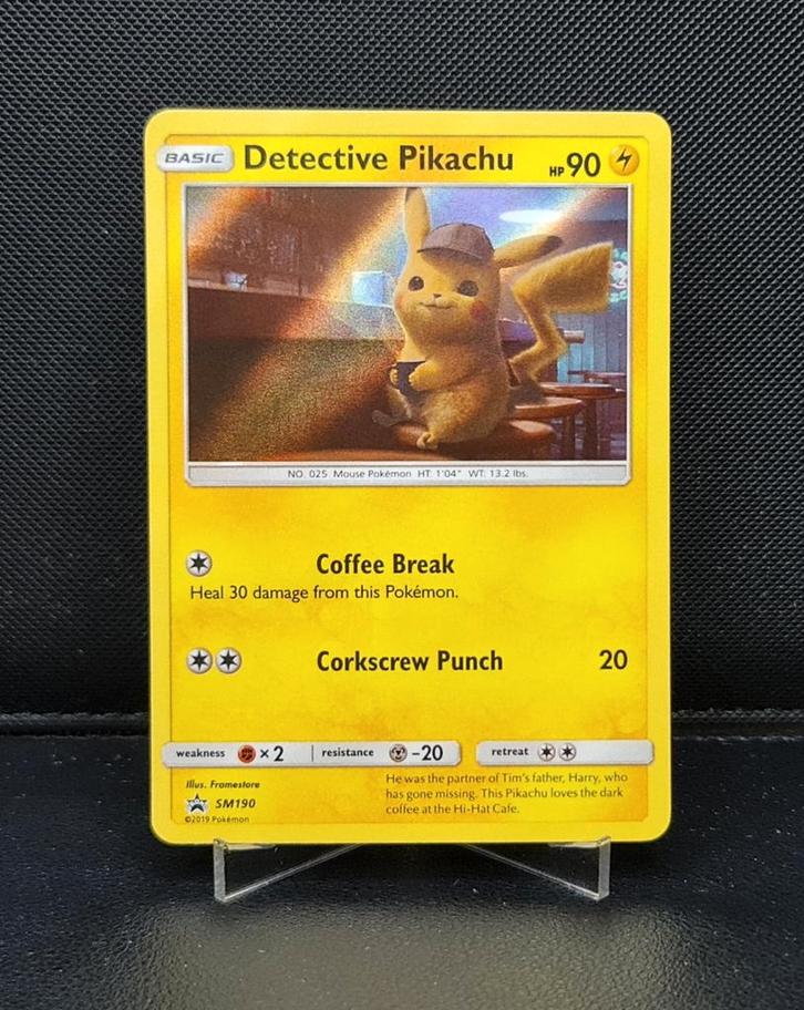 Detective Pikachu Holo SM190 Promo Kaart 2019 NM, Hobby en Vrije tijd, Verzamelkaartspellen | Pokémon, Zo goed als nieuw, Losse kaart