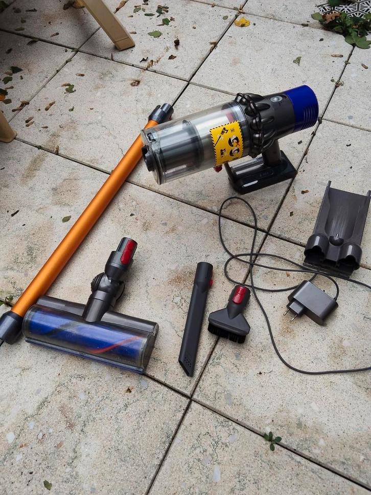 DYSON V10 (REFURBISHED) MET NIEUWE 5000 AH ACCU, Witgoed en Apparatuur, Stofzuigers, Zo goed als nieuw, Ophalen
