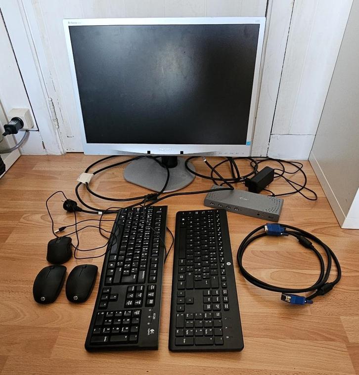 Lot computeraccessoires: scherm, toetsenbord, muis, dock, Computers en Software, Overige Computers en Software, Gebruikt, Ophalen of Verzenden