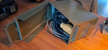 De Walt vlakschuurmachine in oude munitie kist beschikbaar voor biedingen