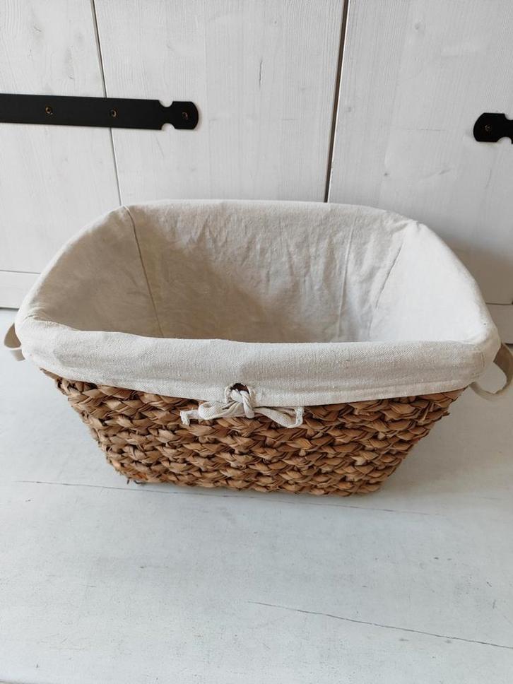 Mand van zeegras met crème kleurige binnenvoering, Huis en Inrichting, Woonaccessoires | Schalen en Manden, Zo goed als nieuw