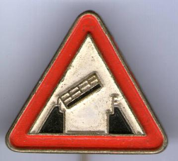 Verkeersbord zilverkleurig speldje ( X_036 ) beschikbaar voor biedingen