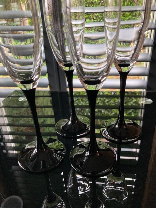 Crystal d'Arques | Domino | 4x flutes | zwarte steel voet, Huis en Inrichting, Keuken | Servies, Zo goed als nieuw, Glas of Glazen