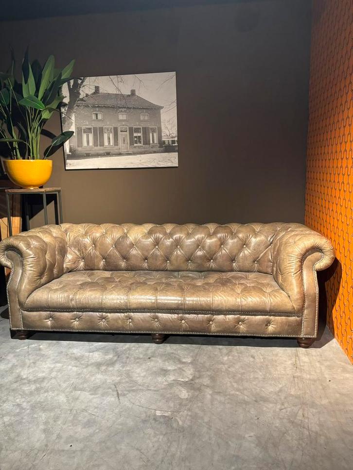 Antieke Orginele Chesterfield 4 zits Bank 2.40 breed, Huis en Inrichting, Banken | Sofa's en Chaises Longues, Gebruikt, Vierpersoons of meer